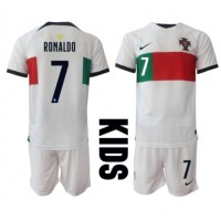 Camiseta Portugal Cristiano Ronaldo #7 Segunda Equipación Replica Mundial 2022 para niños mangas cortas (+ Pantalones cortos)